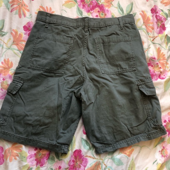 Levi’s green cargo shorts - Picture 2 of 5